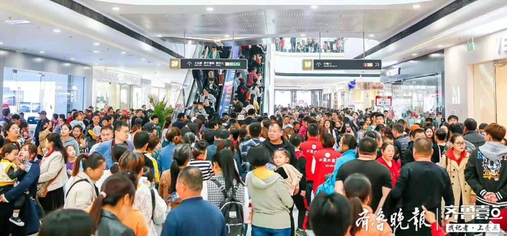 万达广场全年累计客流约830万人次,万达广场开业爆满