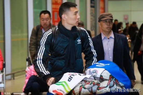 国脚返程,足球球员离队流泪
