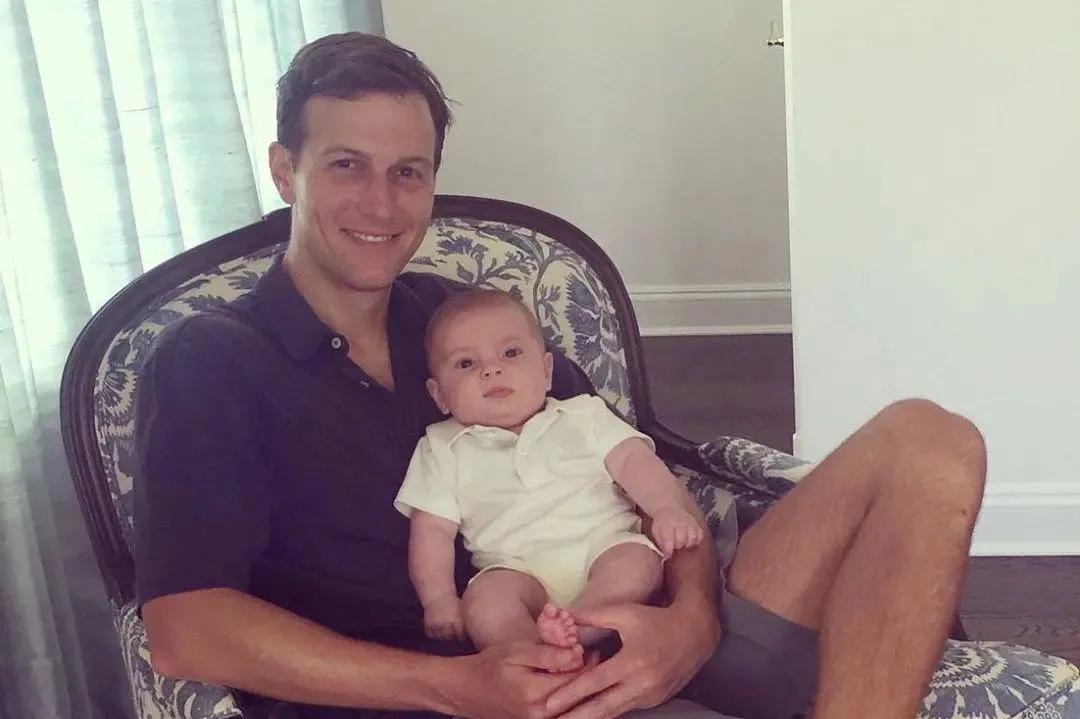 伊万卡家中为小儿子庆生,儿子穿维尼熊卡通装太可爱,颜值像妈妈