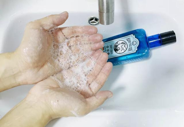 男人们醒醒吧，别再用女士沐浴露了