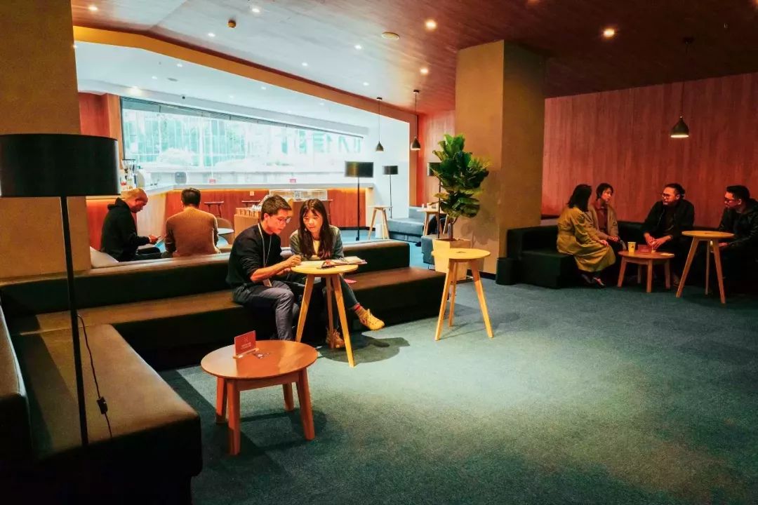 放弃城市40万年薪，夫妻躲进深山造出“最美书店”引600万人围观