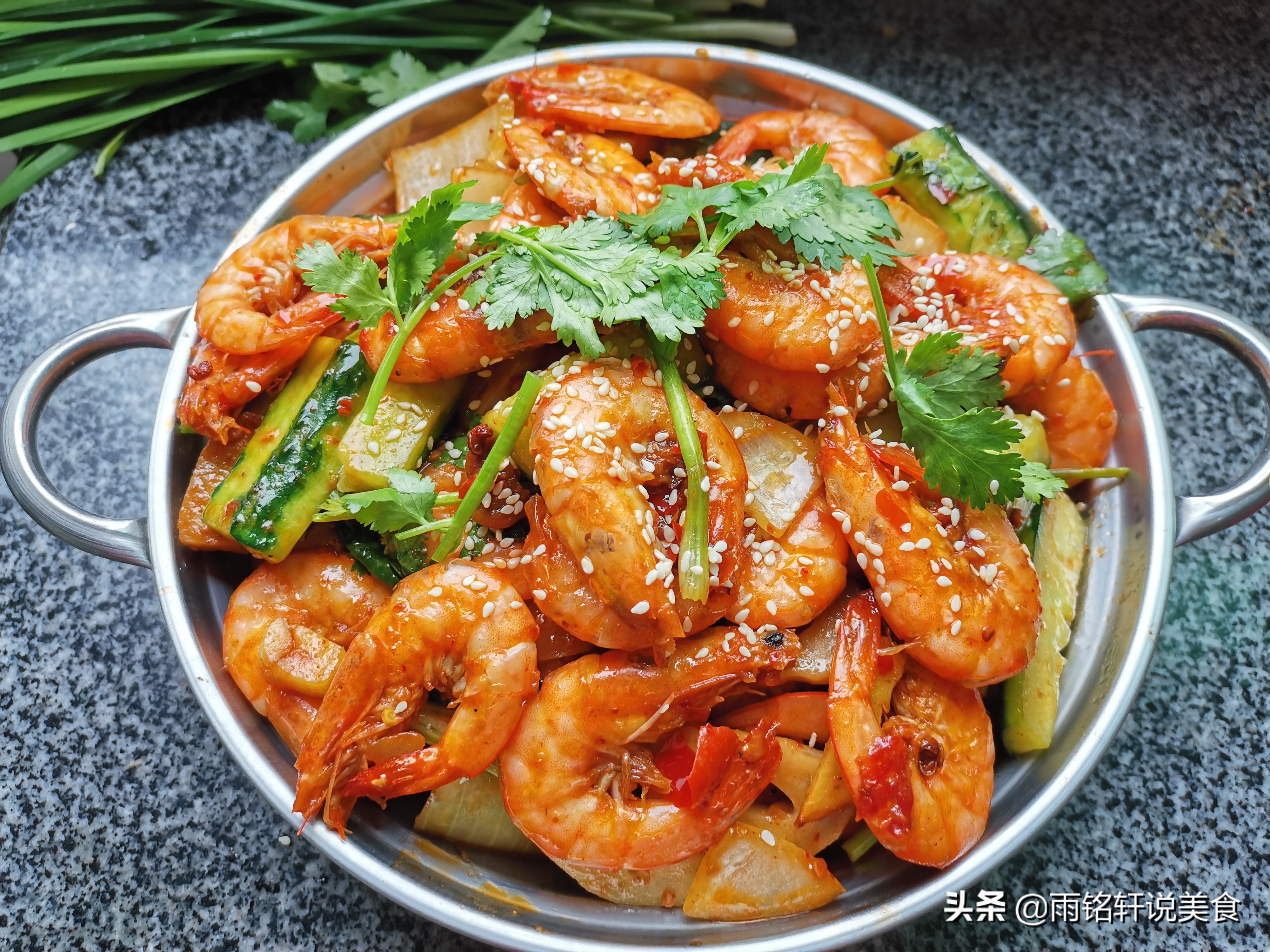 干锅虾怎么做才好吃,干锅虾怎么做的才好吃