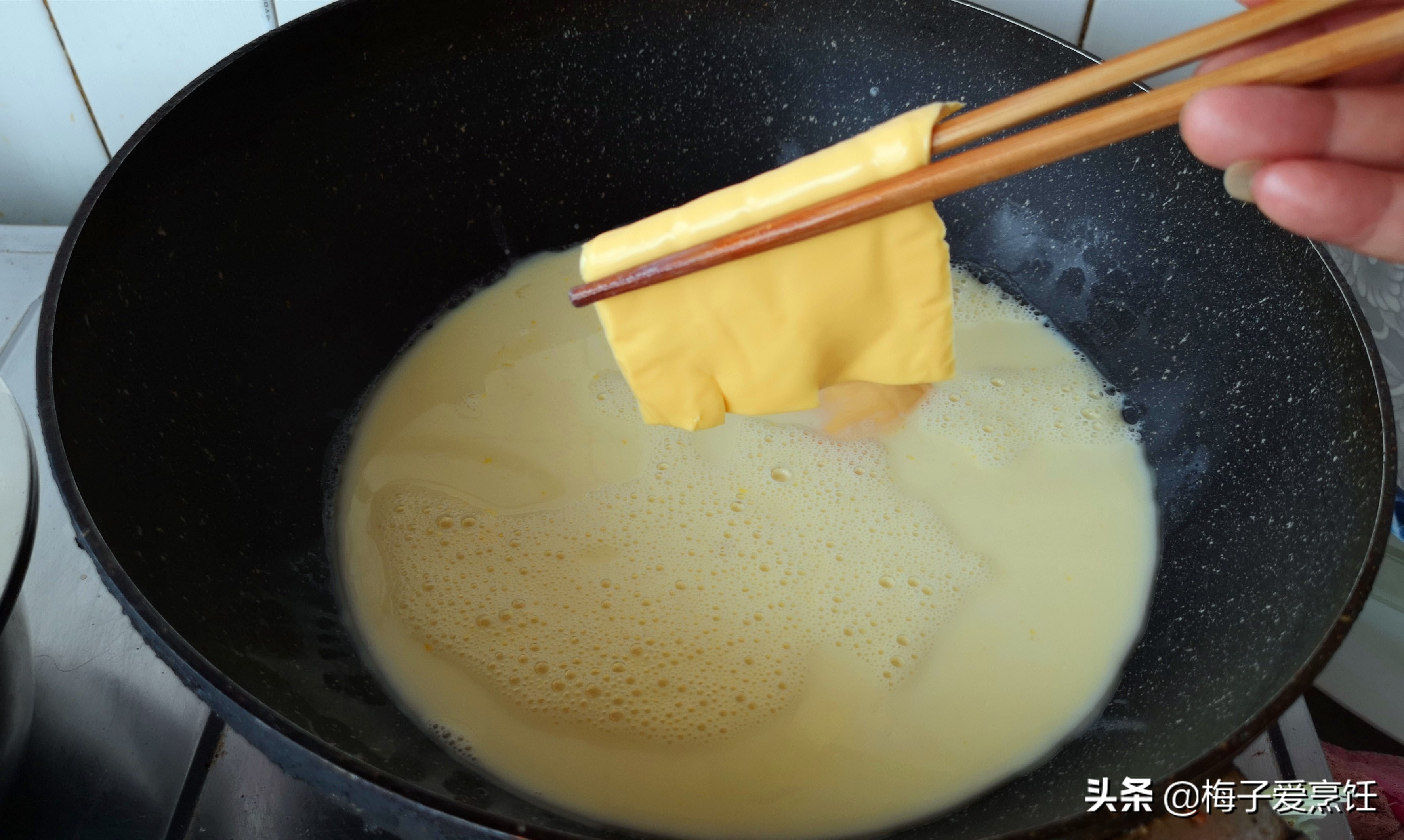 2个鸡蛋做鸡蛋糕的做法,2个鸡蛋一瓶牛奶教你做甜品