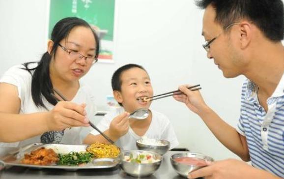 孩子吃饭磨蹭,不是催就是吼?宝妈努力做好这3步,省心多了