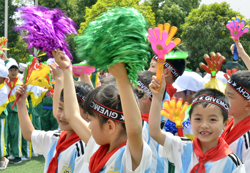 北大资源鲤鱼池小学校园足球赛开赛学子驰骋绿茵场尽显拼搏精神