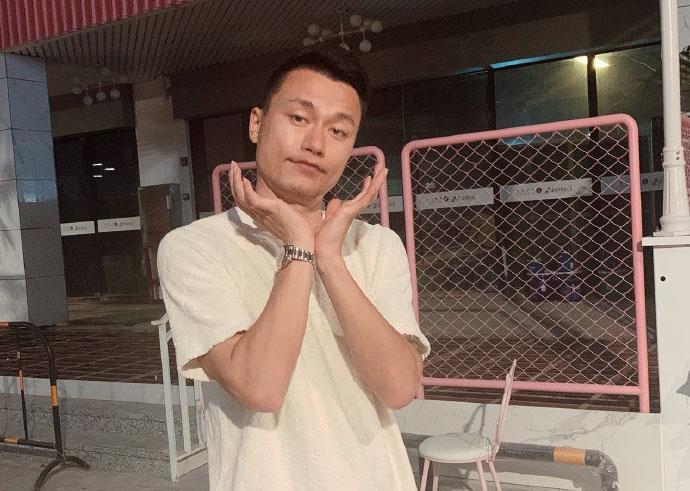 国脚身家过亿，坐拥7000万豪宅，妻子高学历校花，却遭网友吐槽