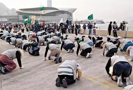 千万别惹韩国人，因为他们最懂抗议