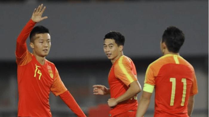 国奥球员将球踢出界,比业余还业余