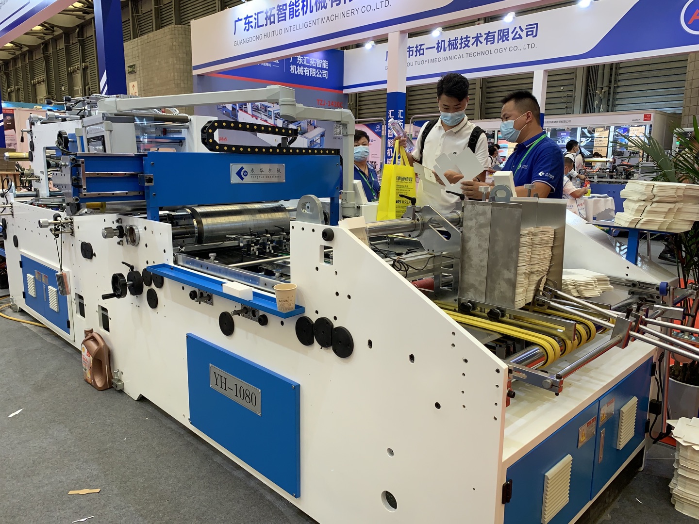 开窗贴膜包装盒制作选择安庆永华全自动高速贴窗机