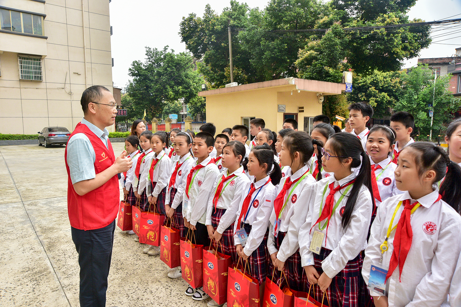 小学敬老孝贤月活动总结,尊老敬老教育活动报道