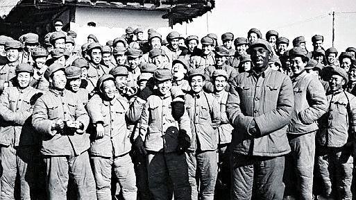 圣诞晚会上，碧潼战俘营的“联合国军”战俘们高呼：志愿军万岁