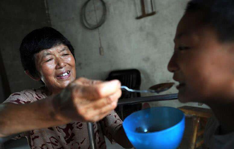 60多岁的老母亲，面对一家的智障儿，自救是唯一的方法