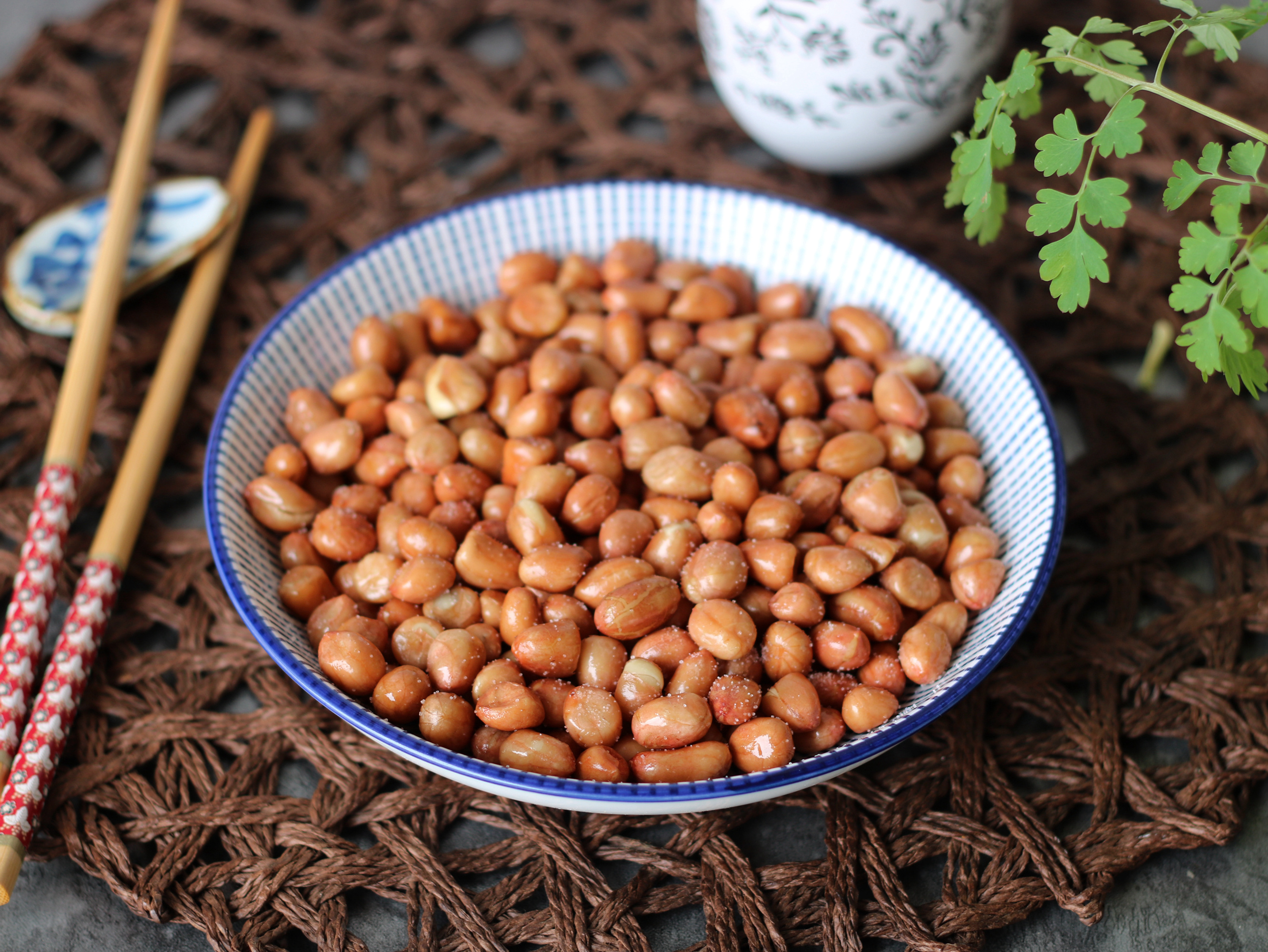 炒花生米用不用去皮,花生米必须用油炒才脆吗