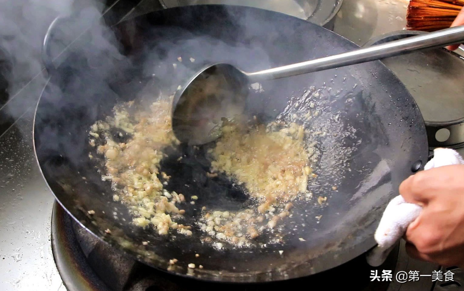 如何自制爽脆香辣金针菇,锡纸金针菇汤汁最简单的做法