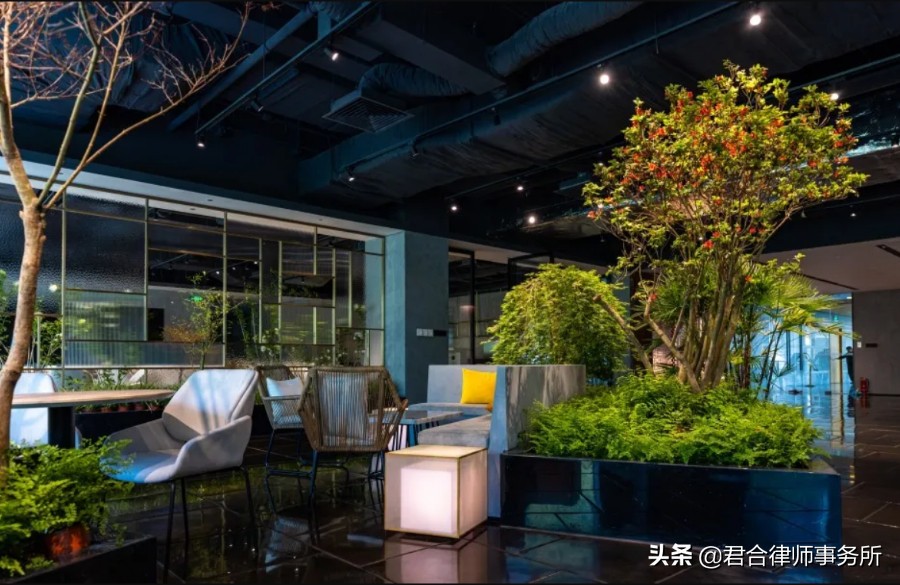 一家红圈律所的极致“凡尔赛”