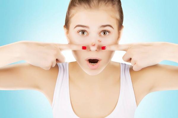 挤压抓挠后，鼻子两侧总能出现白色条状物，它是粉刺和黑头？