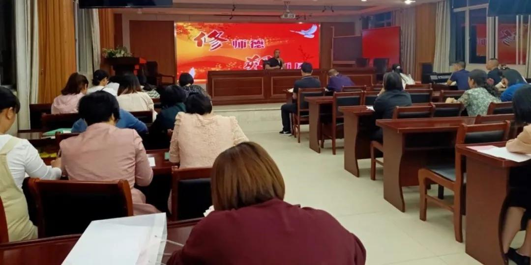 霞浦县西关小学全体教师学习《习*平近**总书记教育重要论述讲义》