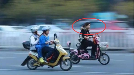 安徽一男子骑车不减速被轿车撞飞,男子开车被陨石砸中