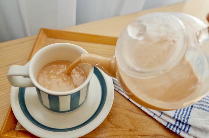 天冷了来一杯暖心热饮,天冷了给自己来杯奶茶