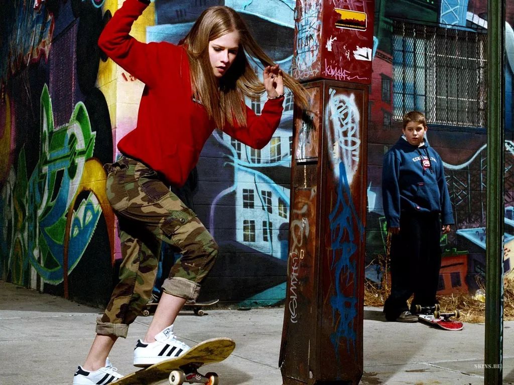 46岁素颜艾薇儿过气女歌手,46岁素颜过气女歌手艾薇儿