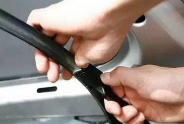 雨刮器刮不干净老是跳怎么办,雨刮器刮玻璃异响解决方法