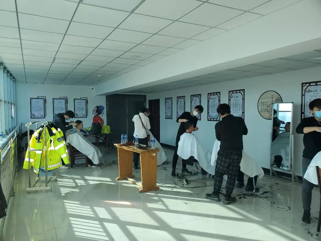 助力抗疫一线民警,党员劳模服务队勇担抗疫粮草官