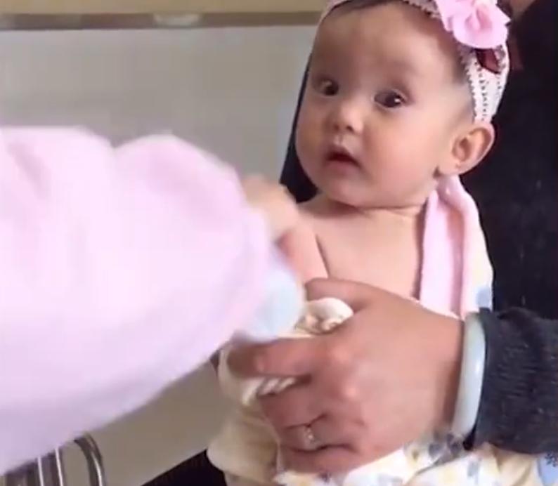 可爱萌娃打预防针,萌宝打针前听到哭声