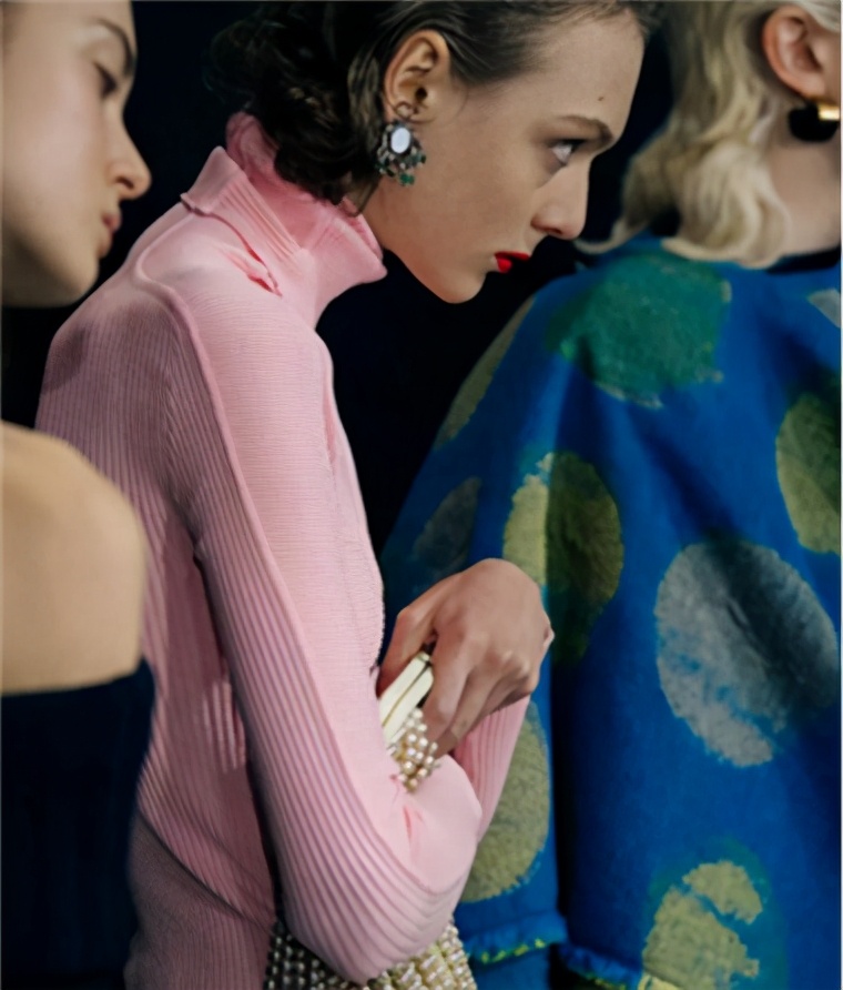 浅灰色打底衫秋冬高级感,燕麦色针织打底衫