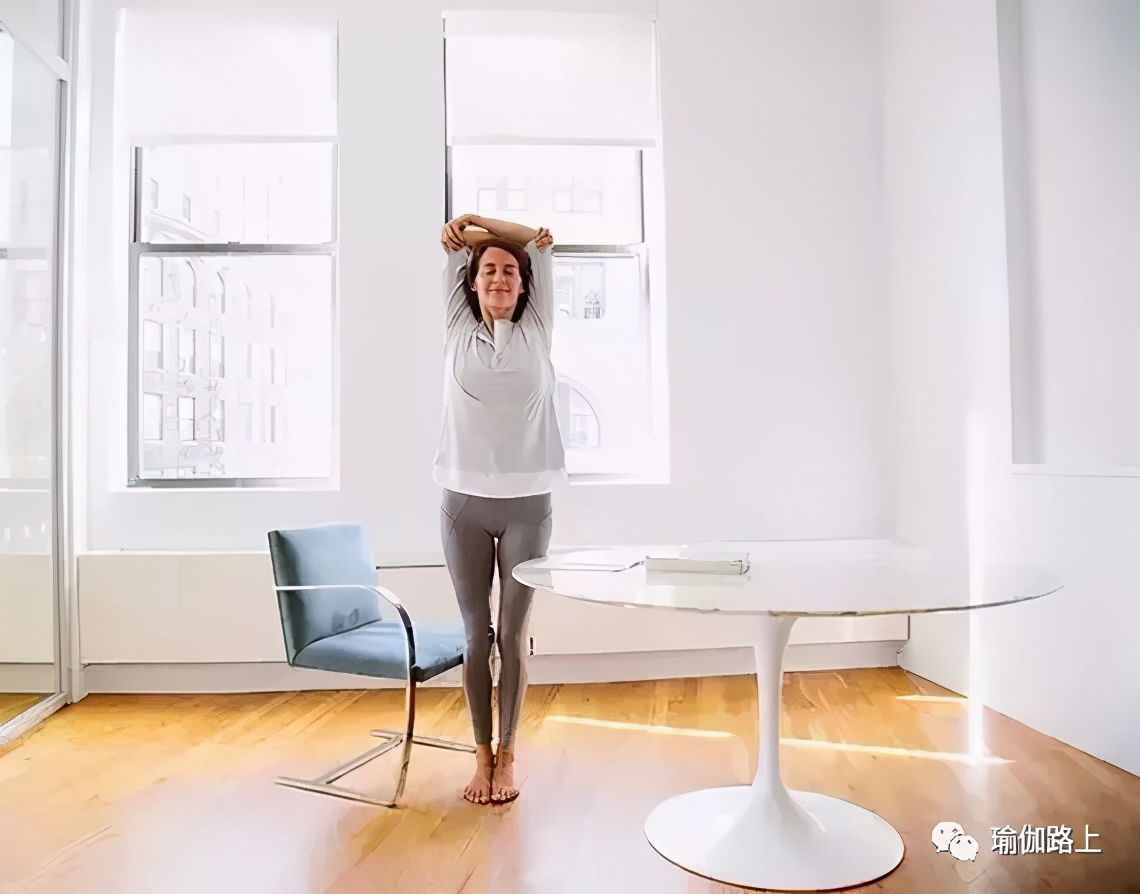 办公室瑜伽缓解全身疲劳,适合办公室健身瑜伽初级教程