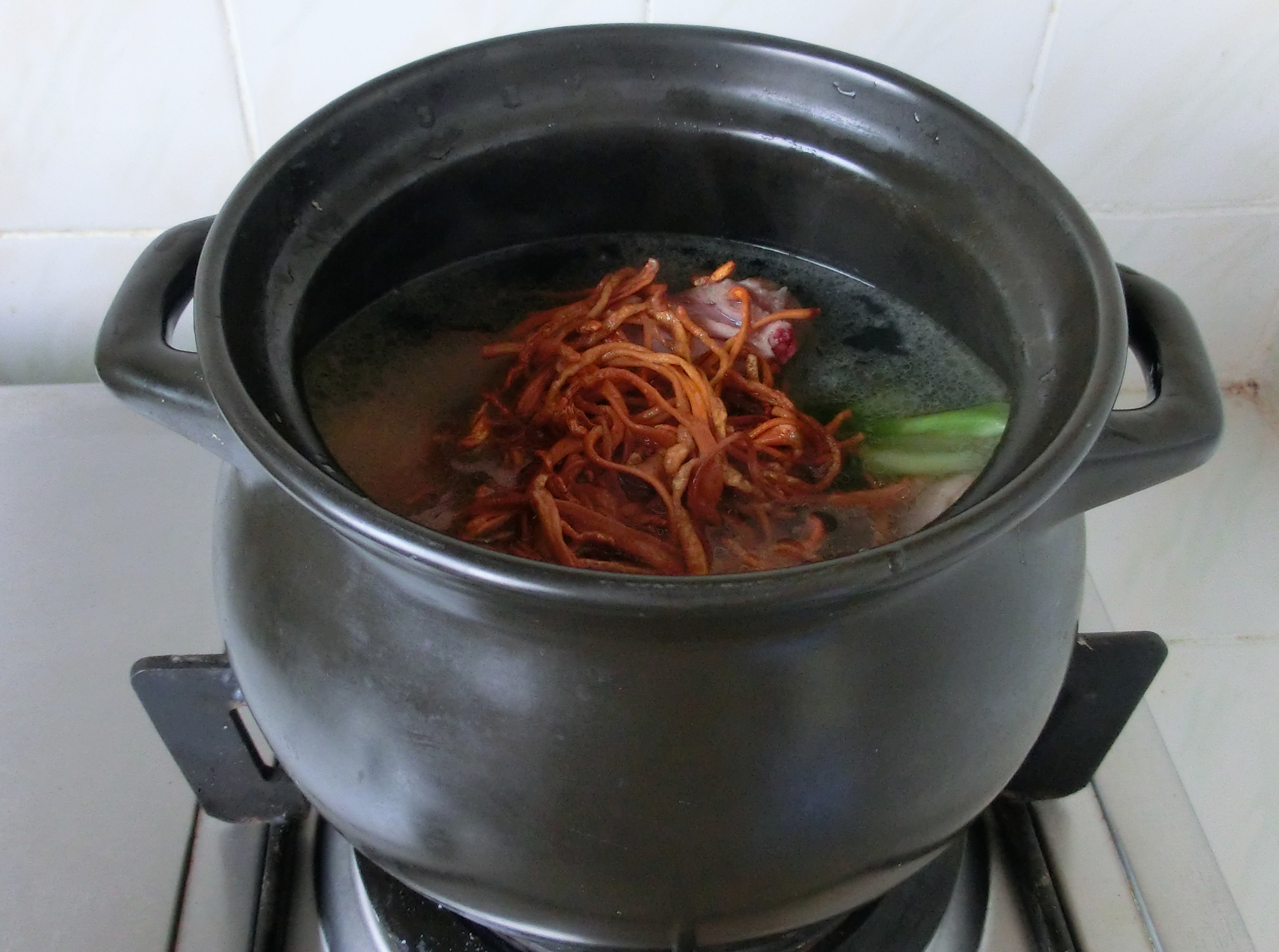 瓦罐土鸡汤怎么炖好喝又营养,好吃又营养土瓦罐熬的老母鸡汤