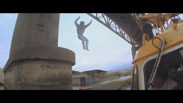 1995年成龙不要命的一跳，拿下8230万票房，让好莱坞也竖起大拇指