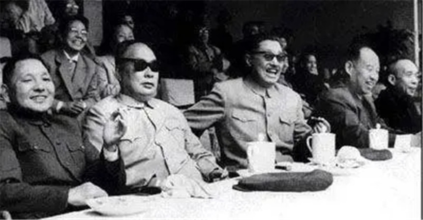 *小平邓**请贺龙担任国家体委主任，贺龙犹豫良久：毛主席的意见呢？