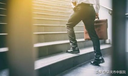 单个膝盖酸软无力最快治愈办法,年纪轻轻膝盖酸怎么回事