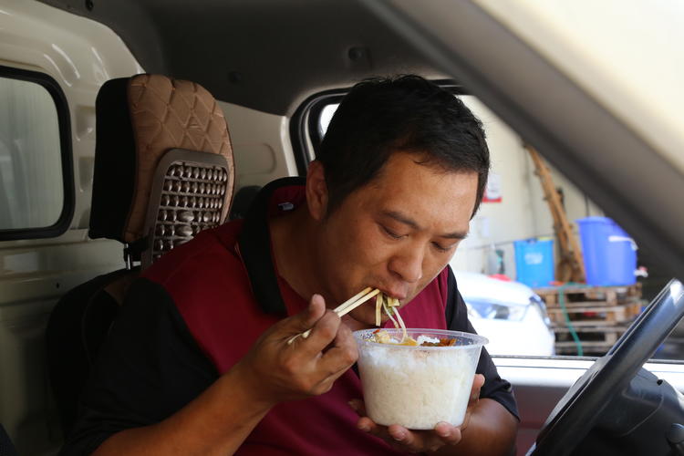 快递小哥送50个包裹,快递小哥送10000个快递