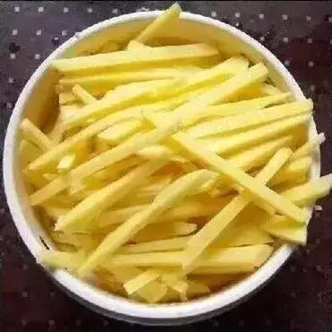 在家里做薯条吃又干净又卫生,孩子自己动手做薯条又简单又好吃