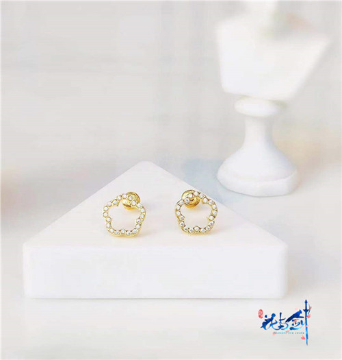 “花与剑”联合珠宝设计师品牌WynHu推出新概念古风项链耳钉