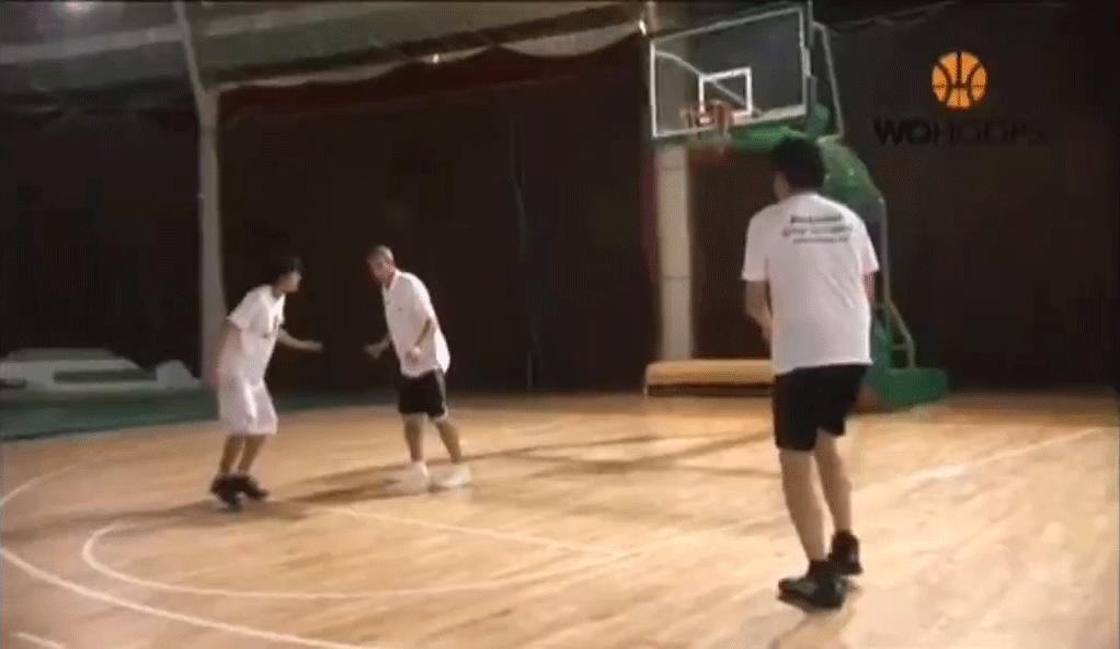 正确抢篮板球方式,篮板球诀窍