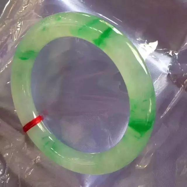 缅甸莫湾基翡翠手镯特点,缅甸大马坎翡翠原石特点及价格