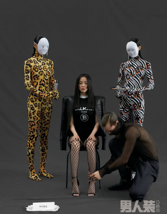 张靓颖黑色高开叉长裙,36岁张靓颖大红色造型独特魅力