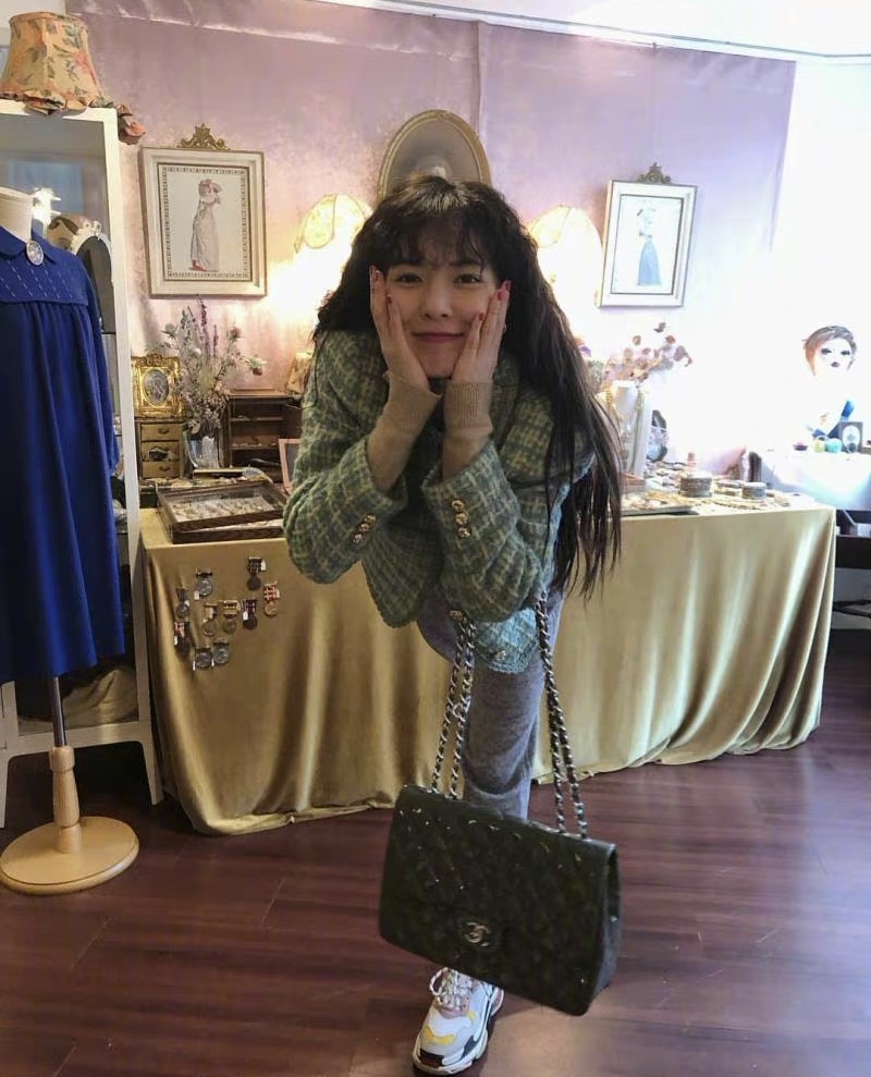 巴黎世家松糕毛棉服外套泫雅同款,韩国小野马金泫雅银色裙