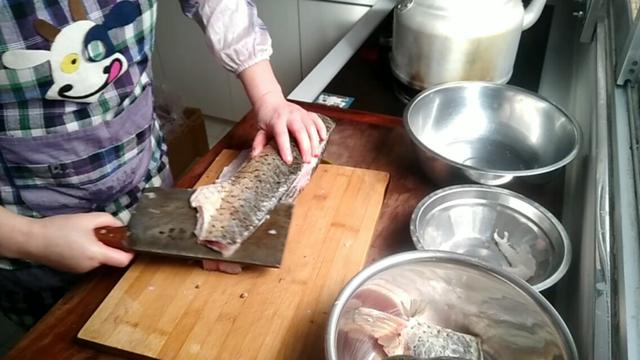 冷冻鱼皮做鱼肉丸子,正宗湖北鱼汆丸子做法