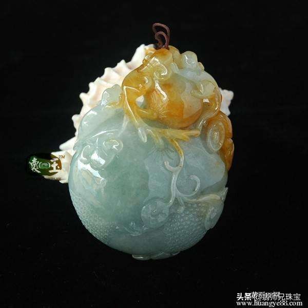 翡翠手镯颜色变浅了是假的吗,翡翠手镯戴着变色是什么原因