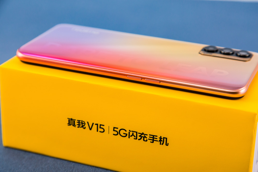 realme真我v15锦鲤色开箱,realmev15锦鲤色是玻璃后盖吗