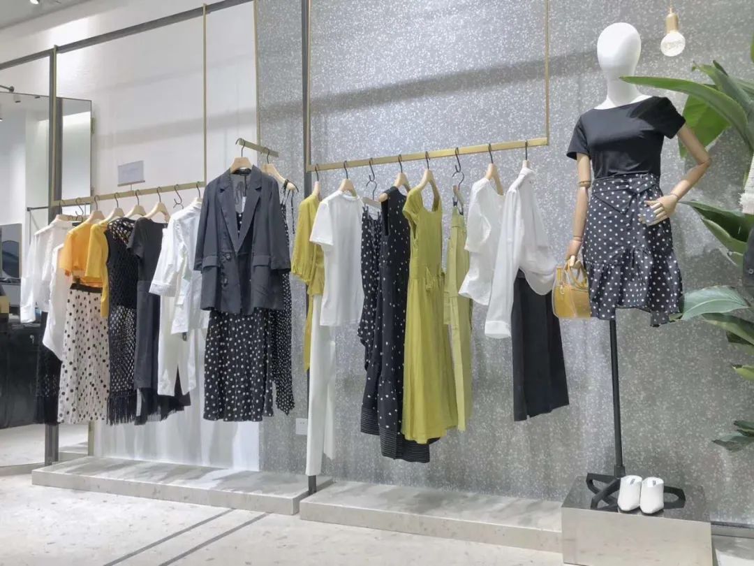 谁说服装店不行了？这个低调的女装却悄悄地开了1200多家店