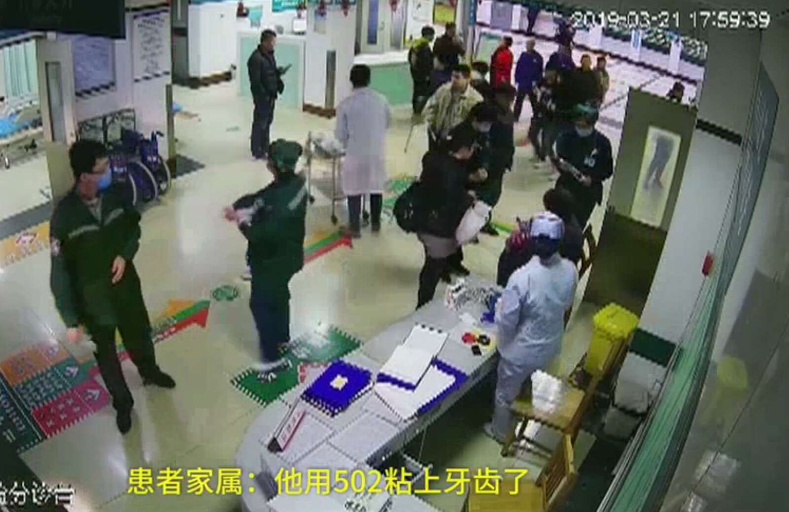 宝宝误食502胶水牙齿被粘住,两岁宝宝吞502胶水怎么办