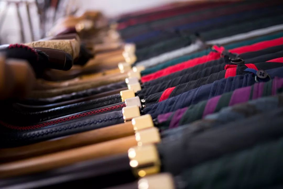 雨天的格调来自于一把正统英伦风雨伞