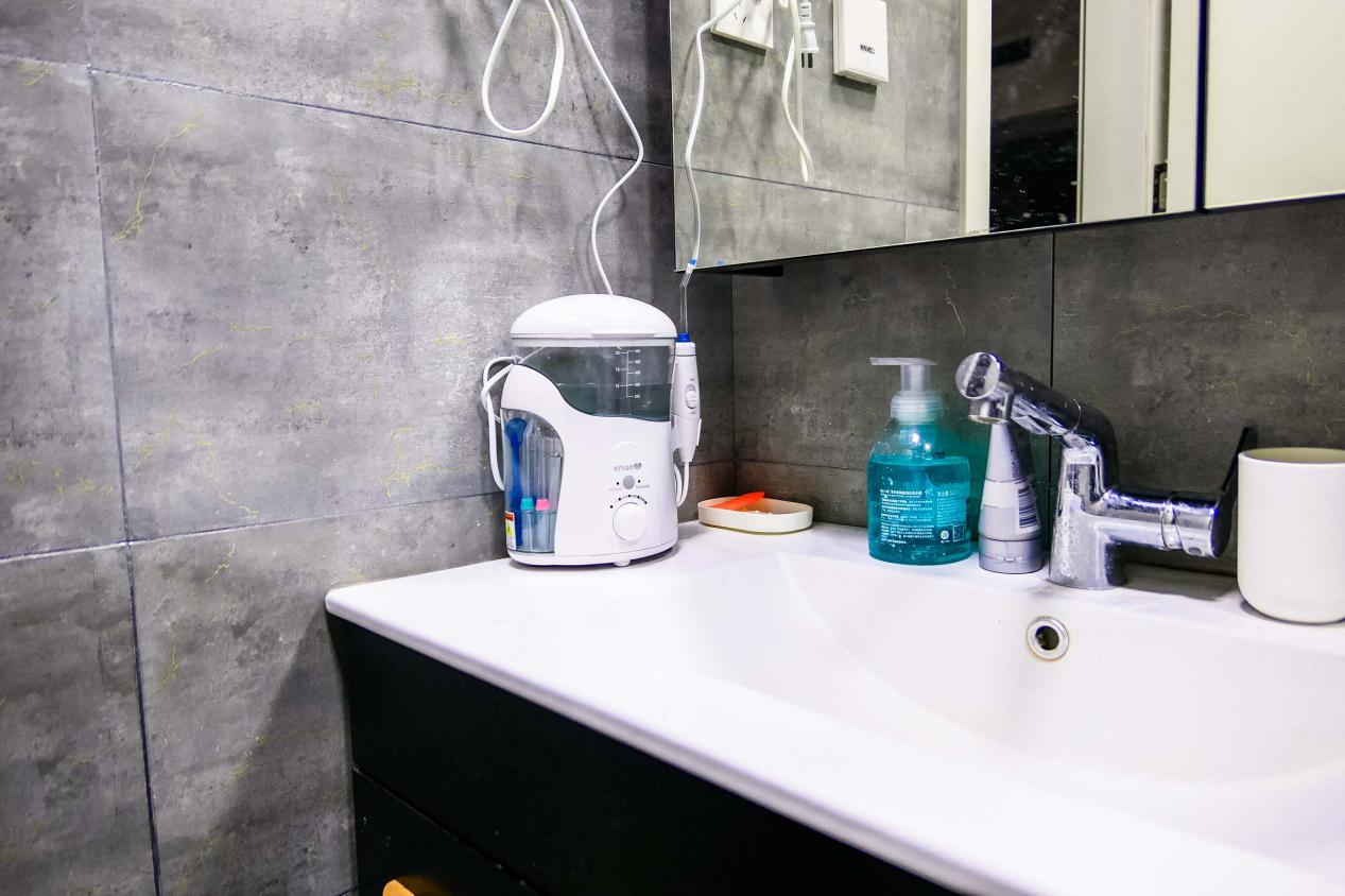 天天宅家胡吃海塞,水牙线比电动牙刷更靠谱!用过的都知道