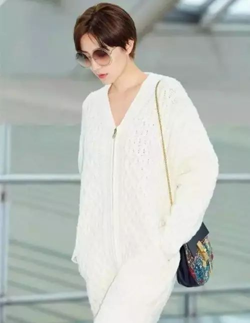 v字领中长修身毛衣搭配秋冬,v领毛衣超显脸小上身又瘦又好看