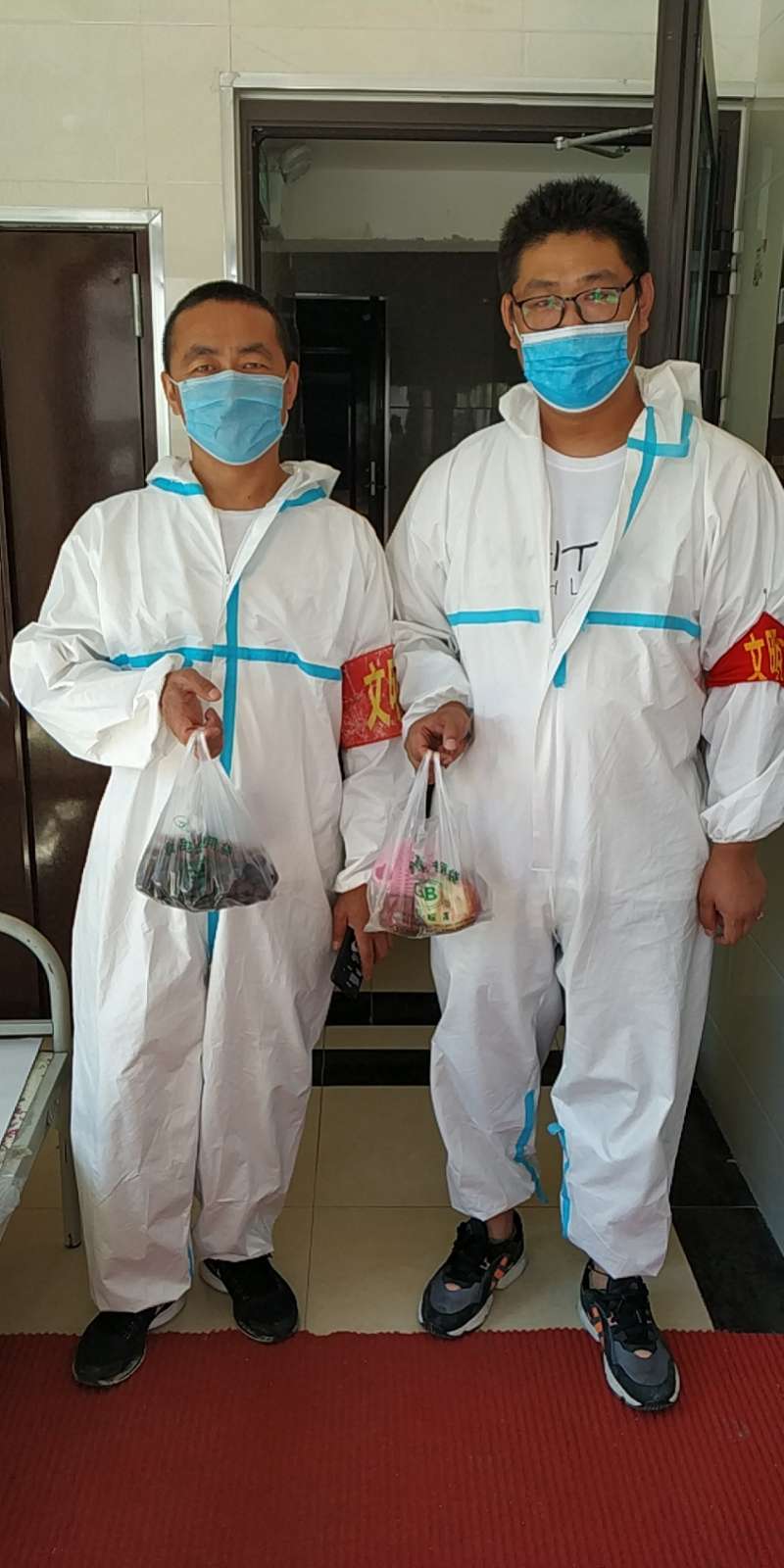 乌鲁木齐“仓盛社区送”爱心水果,情系抗疫一线社区志愿者