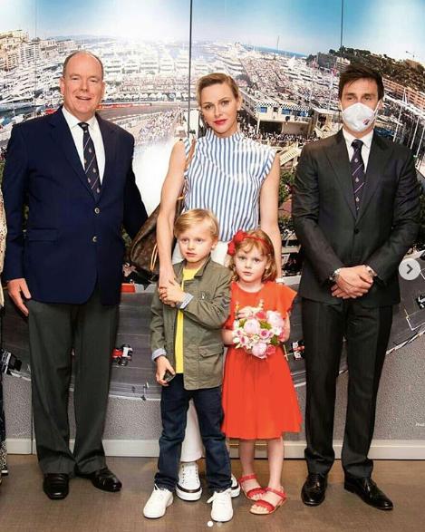 夏琳王妃与家人团聚,黑色风衣内搭毛衫很优雅,高冷气质也变温柔